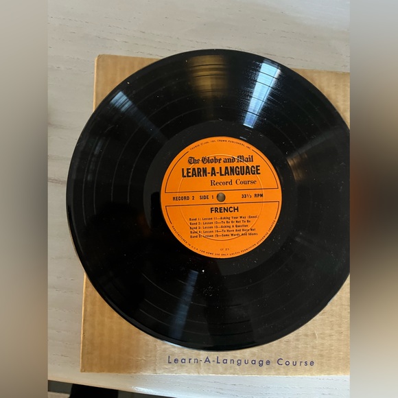 Set of Vintage Globe and Mail French Course on Vinyl - Picture 3 of 7